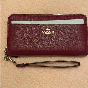 Women’s Coach Large Zip Wallet